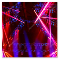 Tanzende Menge im Club mit Lichtstrahlen