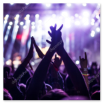 Große Festivalbühne mit DJ vor vielen Menschen