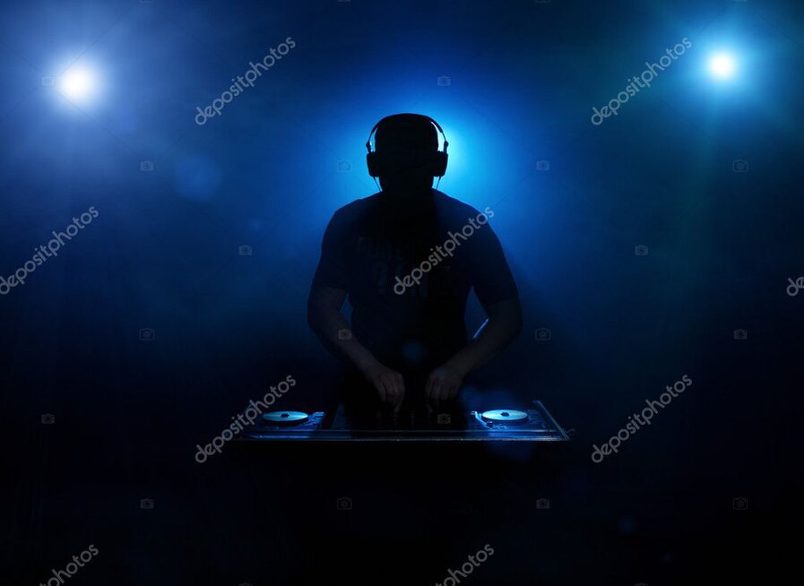 Lichtstrahlen im Club über einer tanzenden Menge