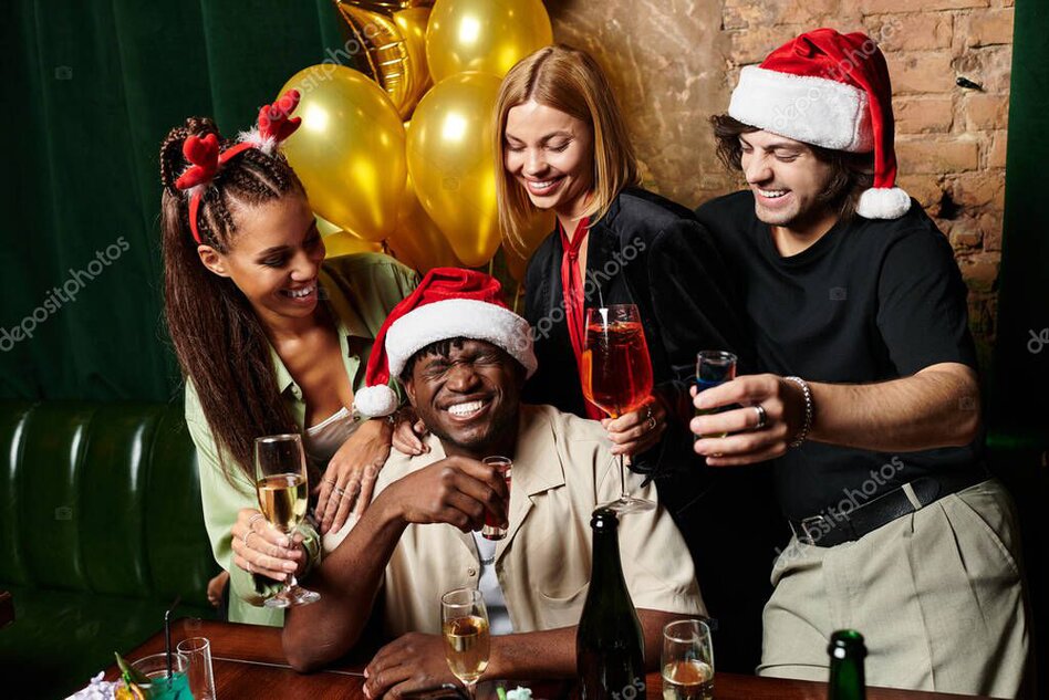 DJ spielt auf einem Firmenevent mit tanzenden Kolleginnen und Kollegen